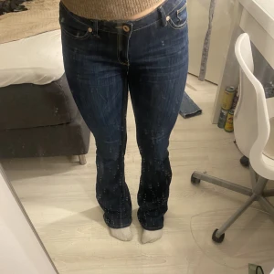Lågmidjade jeans - Lågmidjade jeans från Lindex. Knappast använda då dom är lite för långa för mig! 