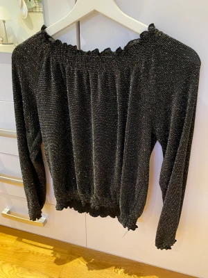 Glittrig off shoulder tröja  - Jättebra skick nästan aldrig använd den är ganska stretchig så skulle kunna passa några storlekar upp också