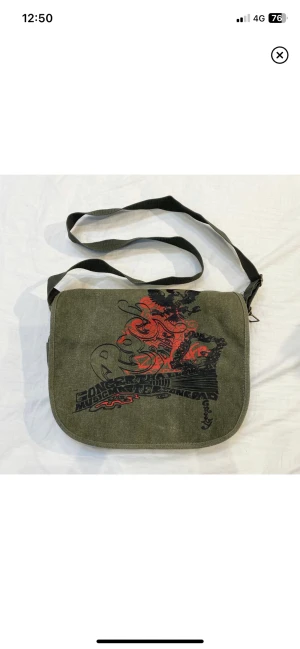 väska - Militärgrön väska med justerbart band🌟 kan inte hitta några defekter (lånade bilder) buda gärna!!