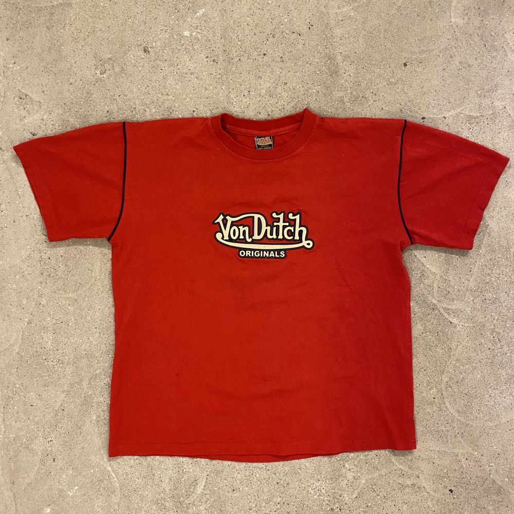 En vintage Von Dutch T-shirt i storlek M-L. T-shirten är i fint skick med endast en liten fläck vid axeln. Vid fler frågor eller mått tveka inte att kontakta oss!. T-shirts.