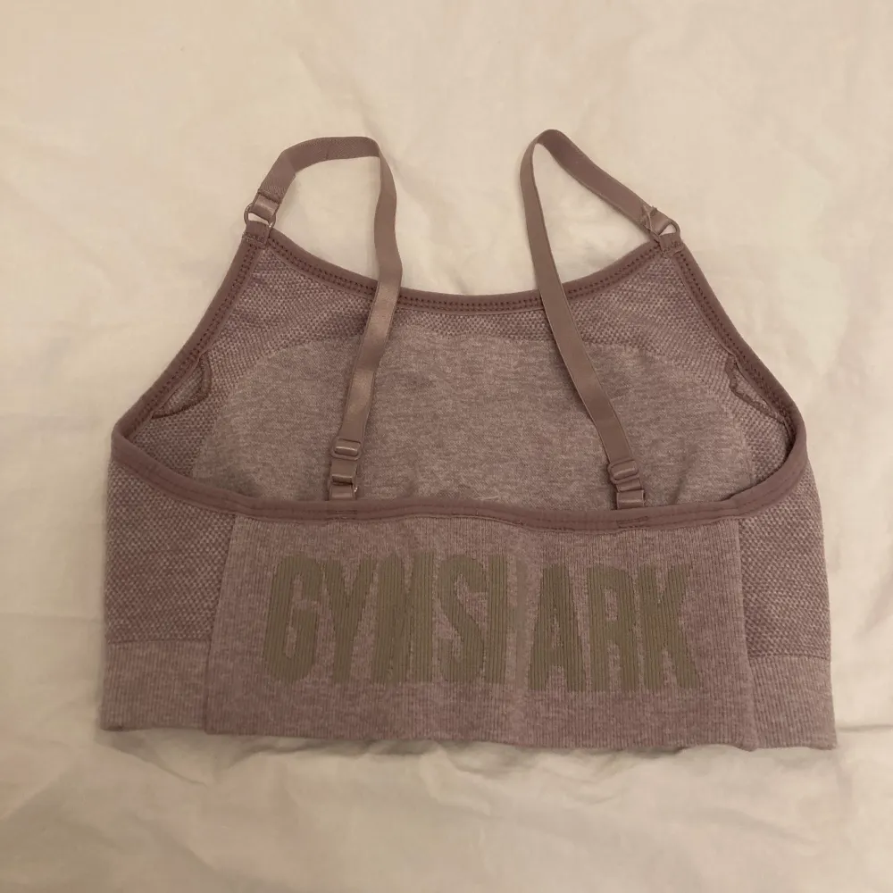 Lila sport-bh från gymshark, kollektion ”flex”. Knappt använd, Max 5 gånger så som ny. Nypris 449kr. Toppar.