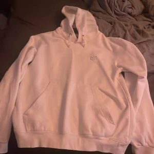 Hov1 hoodie som  - Säljer min vita around the world tour hoodie. Som jag köpte i Örebro 2019 säljer för 400 då den är köpt för 600 men pris kan diskuteras du står såklart för farkten men om du bor i Stockholm kan vi mötas upp på lämplig plats 