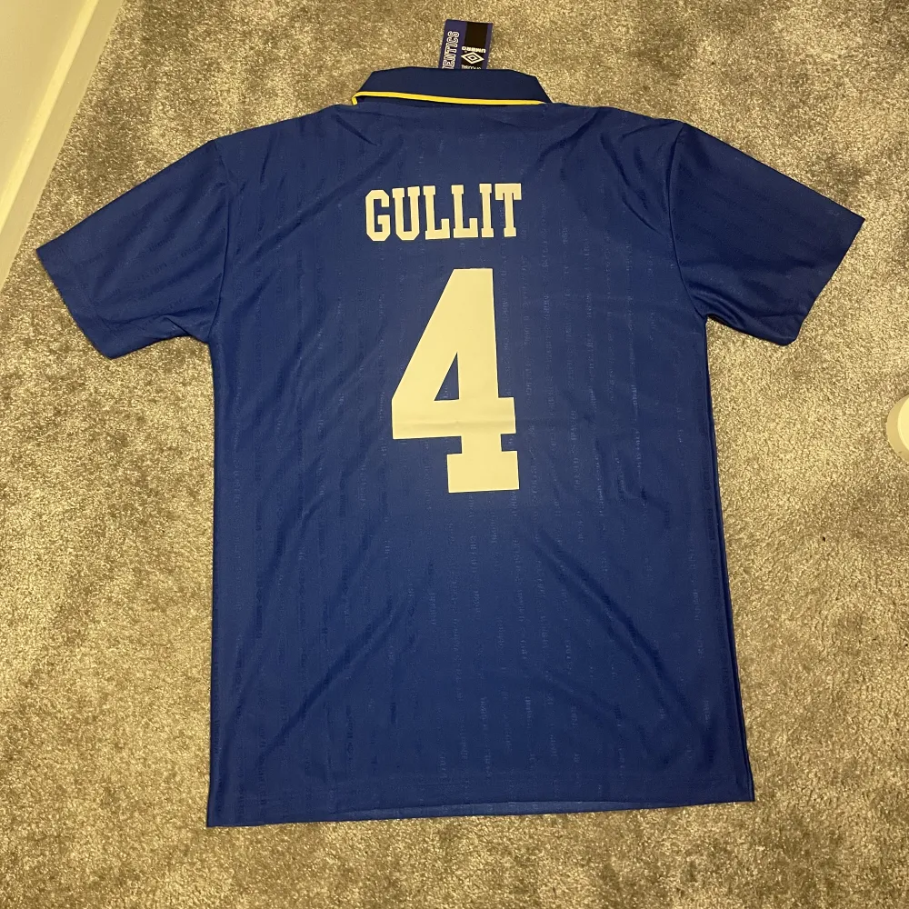 Helt ny retro fotbollströja från säsongen 1997 med Gullit #4 på ryggen, Replika. T-shirts.