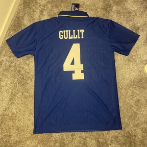 Retro Chelsea fotbollströja 1997 Ruud Gullit #4 - Helt ny retro fotbollströja från säsongen 1997 med Gullit #4 på ryggen, Replika