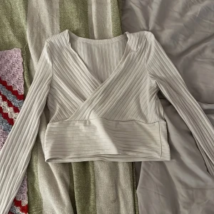 Vit topp - Vit topp från Shein använd max 5ggr, storlek S