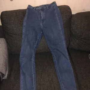 Högmidjade jeans  - Högmidjade jeans köpta i butik från H&M. Begagnade. 