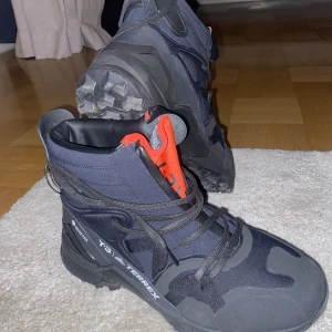 Adidas Y-3 Terrex Swift R3 GORE-TEX - Säljer ett par Y-3 skor.  Använt en gång.  Storlek 42 2/3  Dem kostar 5700kr nya men jag väljer att sälja dem lite billigare då jag har använt dem en gång.  