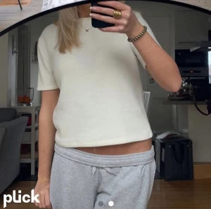 Stickad tshirt från zara❤️ - En stickad Tshirt från zara🫶lånade bilder, använd fåtal gånger och slutsåld på zara❤️