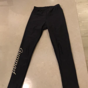 Träningstights 122/128 - Svarta tränings tights i storlek 122/128. Tryck där de står ”Gymnast”