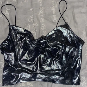 Festlinne  - Säljer nu mitt fina linne/topp från HM storlek S som är perfekt till en fest eller utekväll. Den är bara använd några få gånger, och den är väldigt stretchig. Köparen står för frakten!! Kom privat om du har några frågor/vill ha fler bilder.