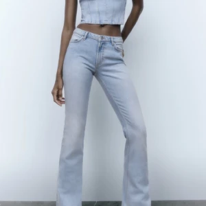 Lågmidjade jeans  - INTRESSEKOLL på dessa lågmidjade bootcut jeans ifrån zara som är helt slutsålda på hemsidan!! Aldrig använda, endast testade