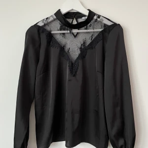 Topp från cubus - Festlig blus från Cubus i storlek 34. Jag brukar ha 36 så den är stor i storleken. Inget att anmärka på, sparsamt använd.  Material: 97 % polyester & 3 % elastan