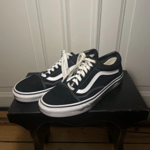 Vans svarta - Size 42 Knappt använda