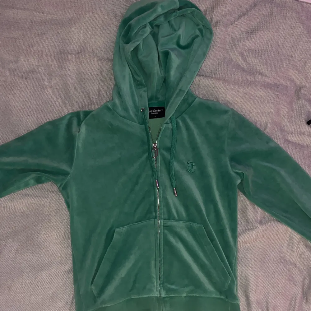Juicy couture Zip hoodie färgen gumdrop green Strl S  800kr Använd ett fåtal gånger. Hoodies.