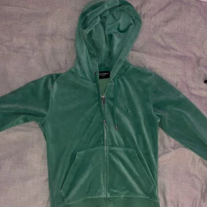 Juicy Couture hoodie gumdrop green - Juicy couture Zip hoodie färgen gumdrop green Strl S  800kr Använd ett fåtal gånger