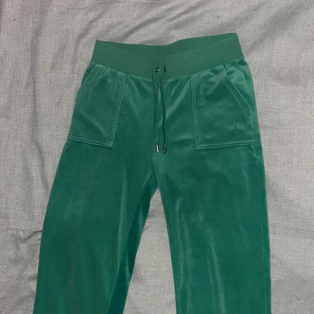 Mjukisbyxor från Juicy Couture färgen gumdrop green strl M 700kr Använda ett fåtal gånger . Jeans & Byxor.