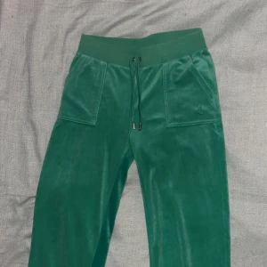 Juicy Couture Mjukisbyxor gumdrop green - Mjukisbyxor från Juicy Couture färgen gumdrop green strl M 700kr Använda ett fåtal gånger 