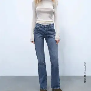 Jättefina jeans i mid rise från zara. De sitter bra i längden på mig som är 172cm och är i väldigt bra skick.