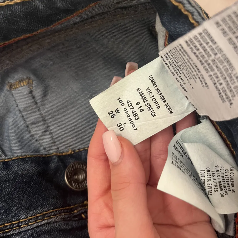 Säljer dessa jättefina lågmidjade jeans från Tommy Hilfiger i modellen Victoria, de har en slim bootcut o är i fint skick! Har tyvärr inga bilder på då de inte passar mig längre, men midjemåttet är ca 38cm om de hjälper! Köpare står för frakt 💘💘💘. Jeans & Byxor.