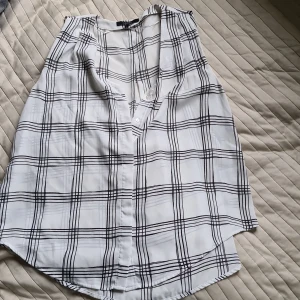 Blus storlek S - Snygg blus storlek S från Lindex! ÄLSKAR men är för liten för mig nu, söker ny ägare, och är i fint skick! 