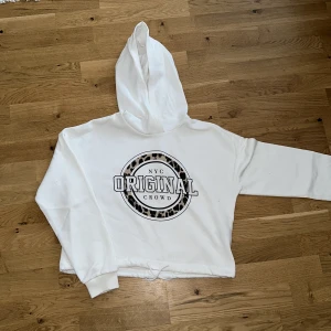 Hoodie - Lite croppad hoodie från Gina. Lite nopprig, men går nog att fixa. Hund finns i hemmet. 