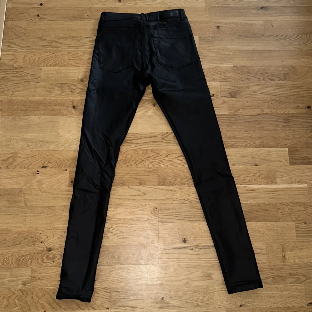 Läderimitation. Längd 32. Skinnyjeans. Hund finns i hemmet . Jeans & Byxor.