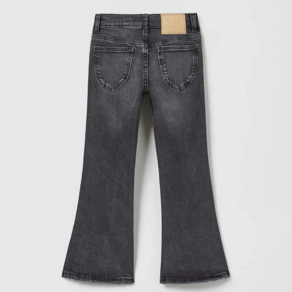 Säljer nu dom hära low waist jeansen från zara. Dom är i storlek 164 men lite små i storleken. Dom är använda några gånger. Dom är ifrån Zaras barnavdelning. ❤️. Jeans & Byxor.