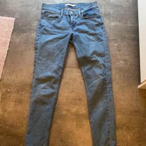 Super skinny jeans från Levis Midwaist, stl 27 Passar stl Small Jag är 173 och passar lagom i längden Knappt använda