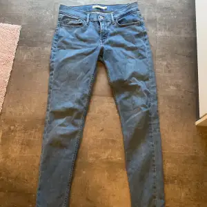 Super skinny jeans från Levis Midwaist, stl 27 Passar stl Small Jag är 173 och passar lagom i längden Knappt använda