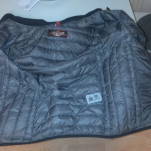 Parajumper  - Säljer min parajumper lightweight dunnjacka i stl M. Nypris: 4599:-