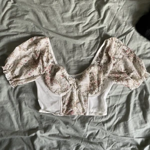 Blommig blus - Aldrig använd 