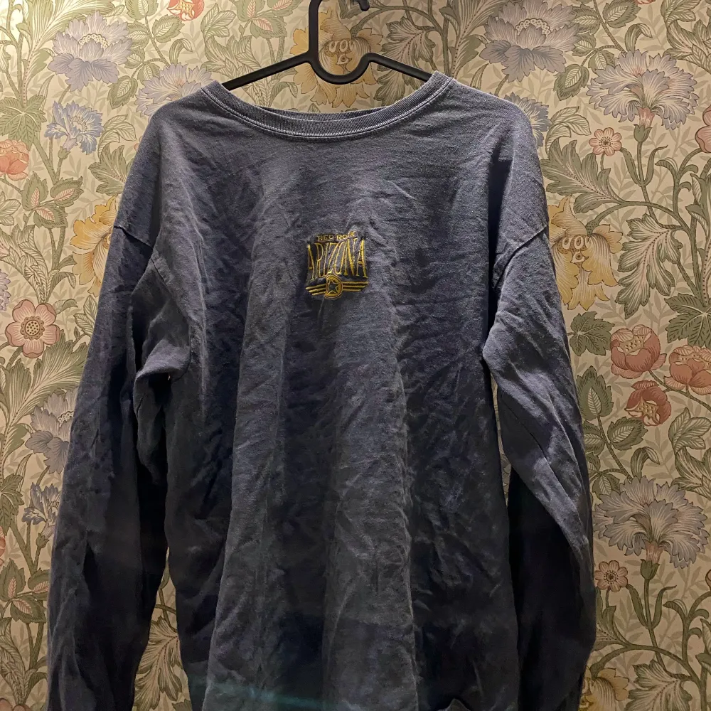 Långärmad tröja från Urban outfitters manavdelning😜 knappt använd. Tröjor & Koftor.