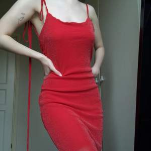 Helt ny med lappar, röd glitter klänning från SHEIN storlek XS. Skickas mot frakt eller mötas i Malmö.