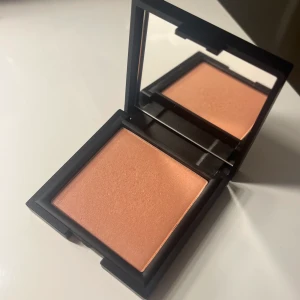 Blush - Säljer ett rough från Lyko i en peachig nudeig färg✨det är testat men är som nytt annars o säljer då det inte går till användning💕Orginalpris: 99kr Säljer för : 40kr