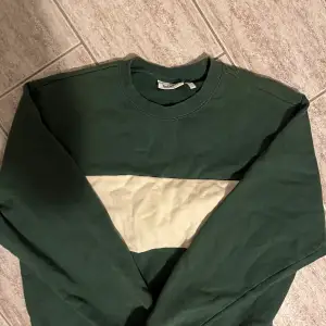 Riktigt snygg grön vit sweatshirt Bra skick 8/10 Size small Nypris 450kr