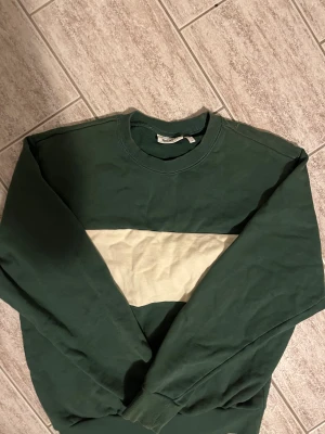 Weekday Sweatshirt - Riktigt snygg grön vit sweatshirt Bra skick 8/10 Size small Nypris 450kr