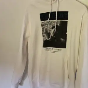 Säljer denna jätte fina vailent hoodie då den inte kommer till användning, nypris ca 700