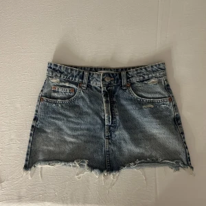 Zara kjol - Kort lågmidjad jeanskjol från Zara Aldrig använd! Slutsåld hos Zara!!