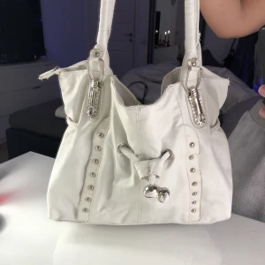 VIT VÄSKA  - Fortfarande helt ny.   Köp direkt för 450 kr 