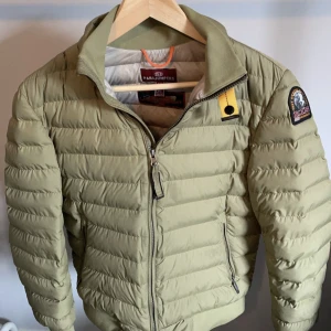 Jacka  - Väldigt bra skick nästan oanvänd. Köptes för ca 3500kr. Pris kan diskuteras vid snabb affär. Hör av er för fler bilder eller mer information.