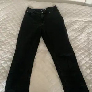 Svarta jeans från Nakd med liten slits längst ner