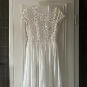 En jätte söt klänning som inte kommit till användning, perfekt nu till studenten🫶🌸 frakten betalas av köparen🫶