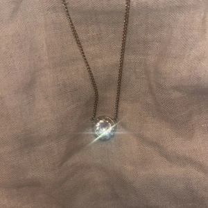 Smycke från DK - En fin halsband från dk säljer för ett bra pris men prisen kan diskuteras det är i guld (äkta) men en fin diamant i mitten 