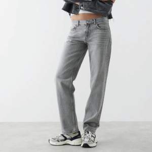 Lågmidjade jeans från Gina Tricot i storlek 32. Säljer då de är för stora. Använda ca 3 gånger, nypris 500. Köparen står för frakten 💗