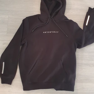 Svart hoodie - Det ör en svart hoodie som är köpt från h&m den är knappt använd.
