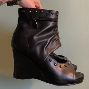 Studded wedge heels - Så balla och unika kilklackskor🖤i nyskick! (💸Rabatt & samfrakt vid köp av flera varor)