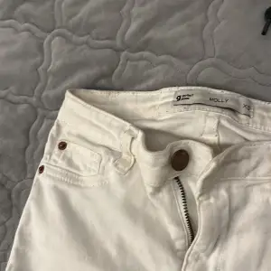 Ett par vita tajta skinny jeans i storleken XS