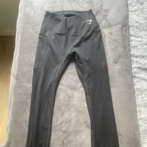 Gymshark tigths  - Svarta tights ifrån Gymshark i storlek S. Tightsen är aldrig använda, har endast provat de. De är i fint skick. Tightsen har små fickor på sidorna.  Kan mötas upp i Göteborg eller skicka på post men då betalar köparen frakt☺️