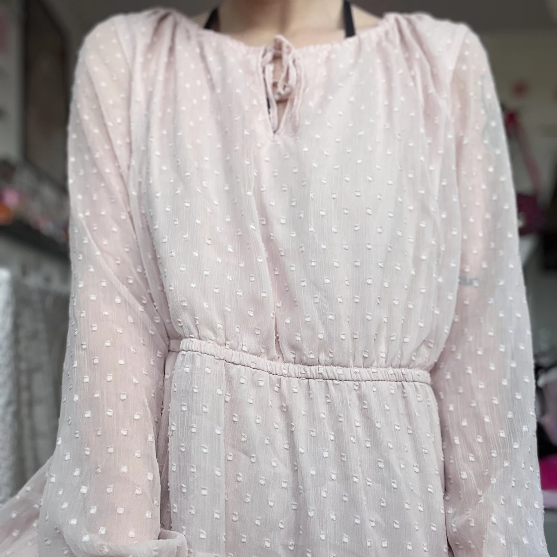 Chiffongklänning i puderrosa  - 90