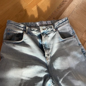 Ljusa oversized jeans - Sjukt snygga oversized, baggy jeans som använts max 5 gånger. Säljer då de var små i midjan på mig. Midje storleken är 32-34 men sitter mer som 30-32